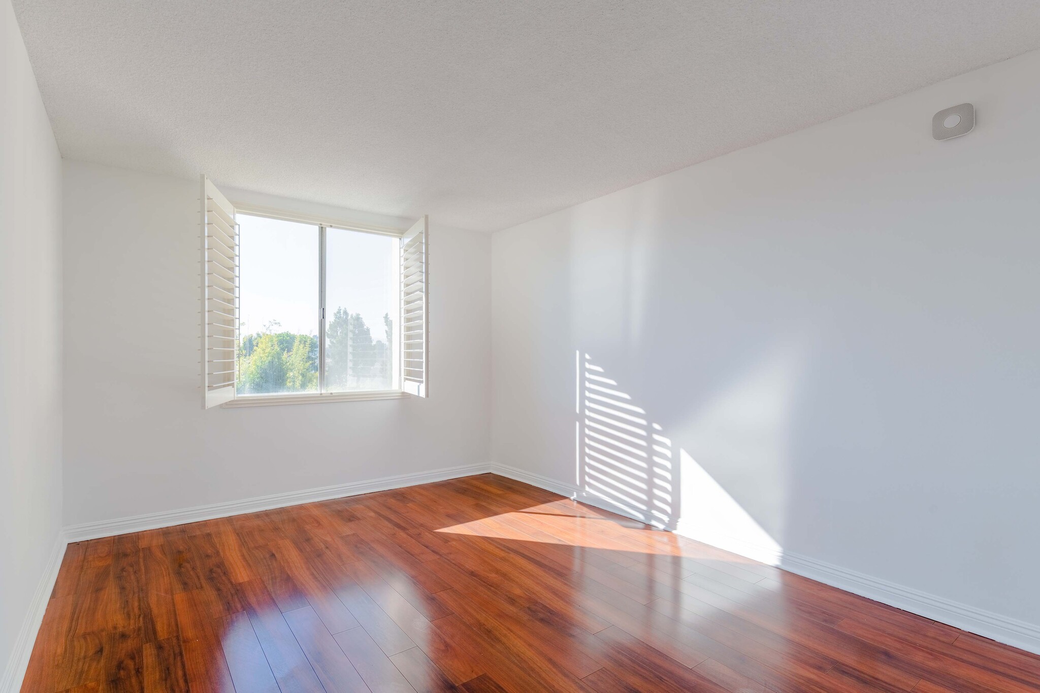 Building Photo - 12830 Burbank Blvd