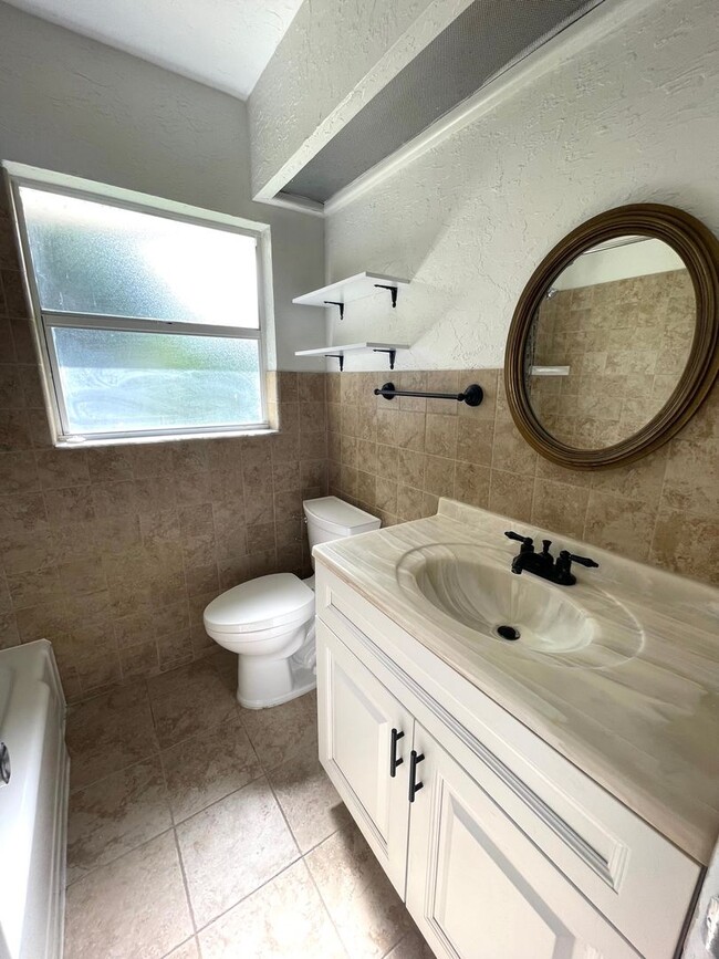 Building Photo - Spacious 2 Bed/2Bath House for Rent in West Bradenton