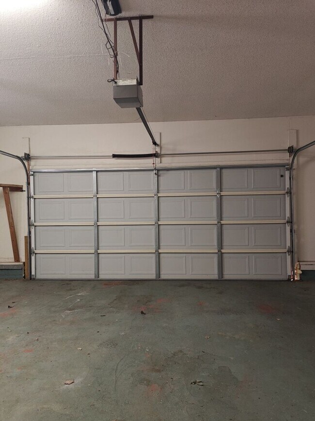 Building Photo - Elegant & Spacious 3-Bedroom Brick Home with Private Garage