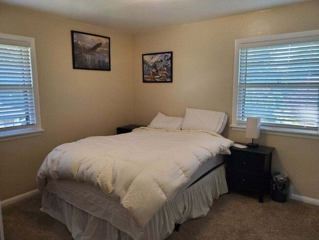 Building Photo - 2 Bedroom Single Family Home, Fall Move In!