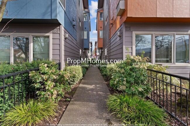 Building Photo - Contemporary Townhome in the heart of St. ...