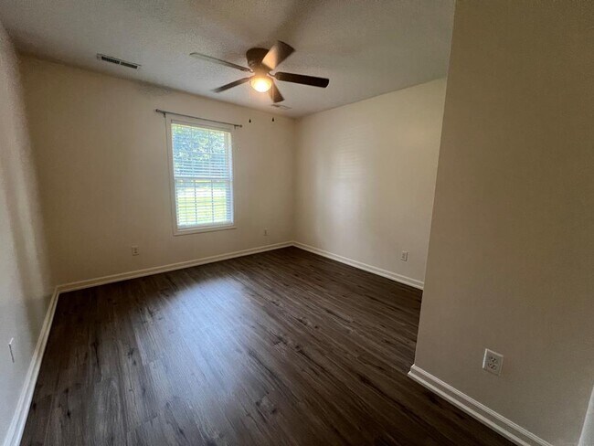 Building Photo - 3290 Valencia Dr