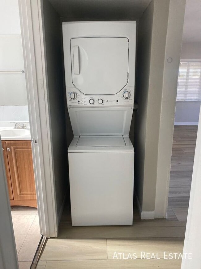 Building Photo - 1741 W Desert Cove Ave