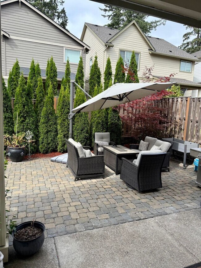 Building Photo - Spacious 4 BD Home with Private Backyard &...
