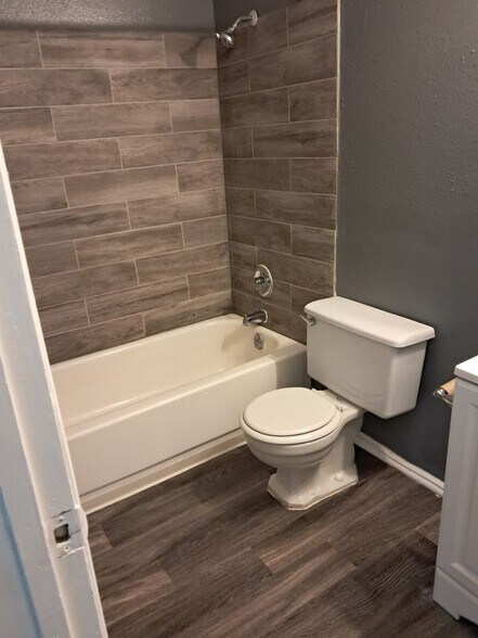 Building Photo - 1425 N Yosemite St