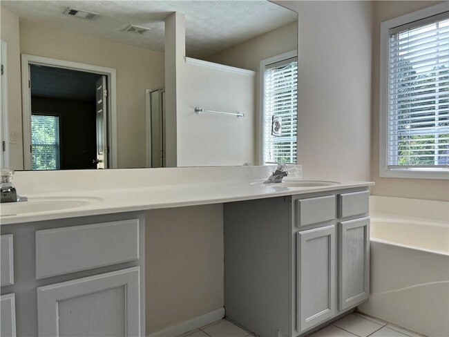 Building Photo - 1511 Hampton Woods Dr