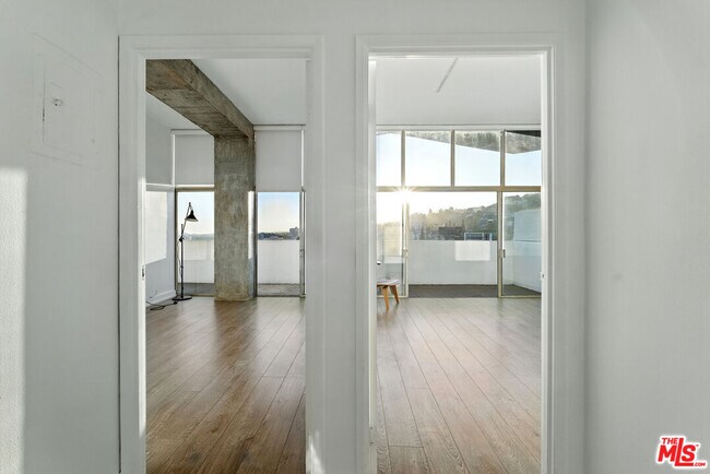 Building Photo - 1155 N La Cienega Blvd