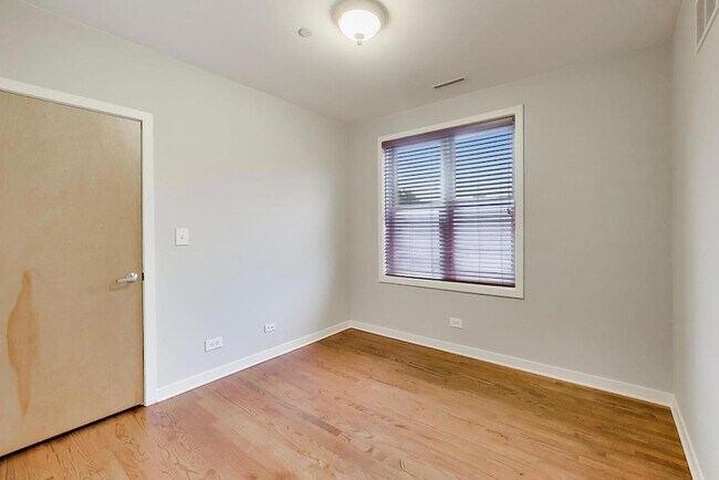 Building Photo - 421 S Ridgeland Ave