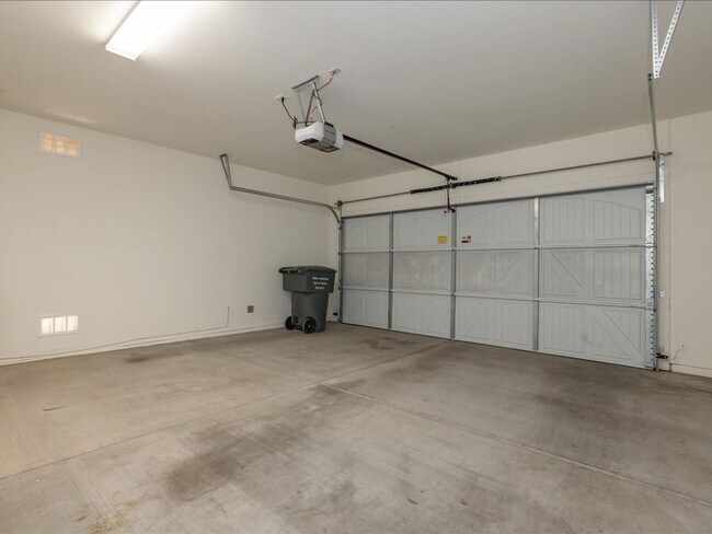 Building Photo - 4 Bedroom 2 Bathroom