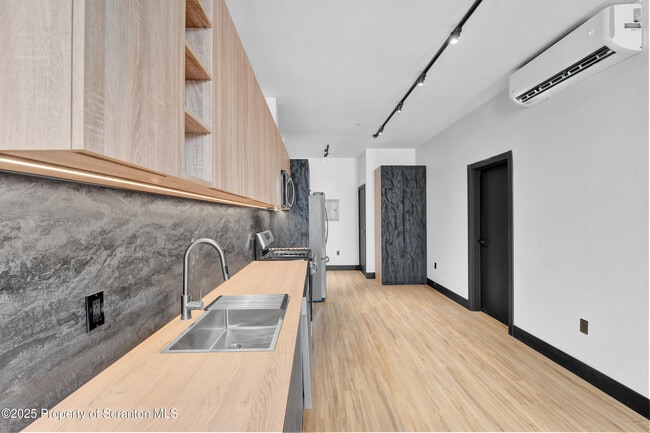 Building Photo - 117 Penn Ave