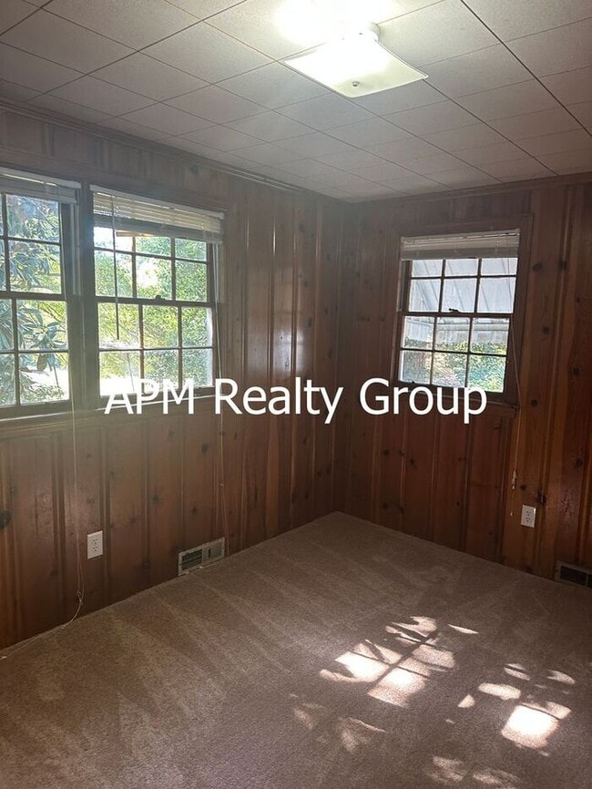 Building Photo - Private Country Feel Close to Downtown