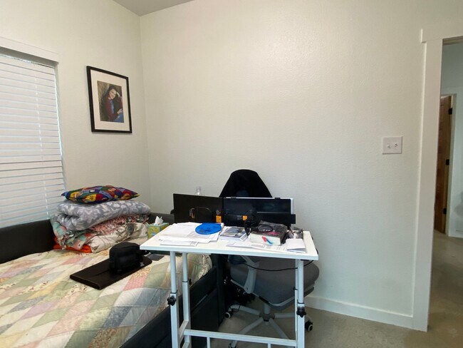 Building Photo - 2 BEDROOM NEAR LAKE BELTON