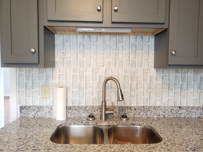 Cooking made great!! Granite counters, undermount sink, new cabinets ....Are you ready to cook? - 2713 Jenkins St