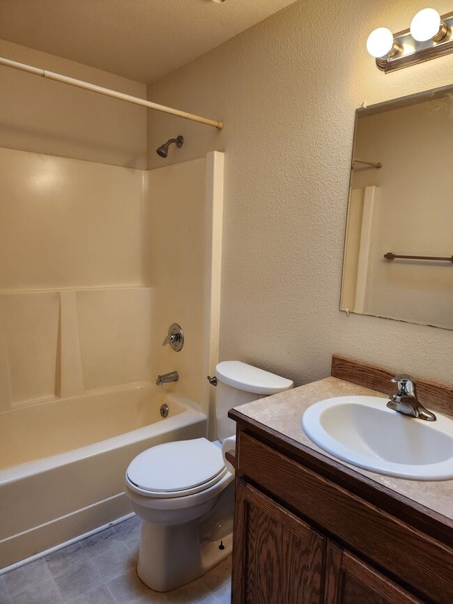 Building Photo - 3 Bedroom Rambler