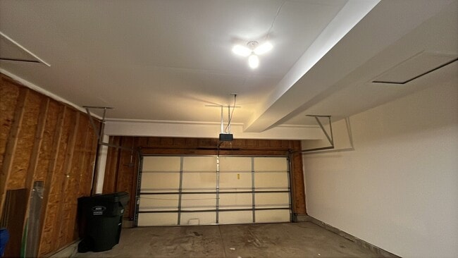 Building Photo - 1096 Clover Dr