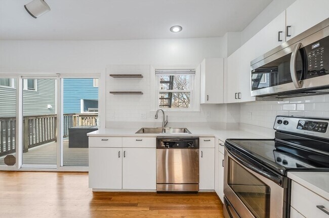 Primary Photo - 402 E 7th St