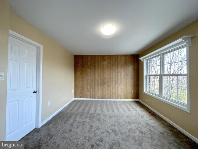 Building Photo - 102 Ridge Ct