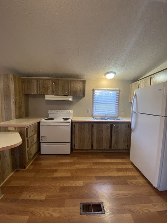 Building Photo - Mill Creek Properties