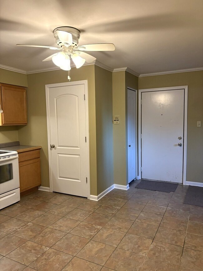 Building Photo - 212 Madison St