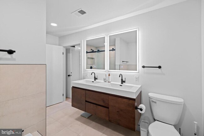 Building Photo - 5510 Beach Dr