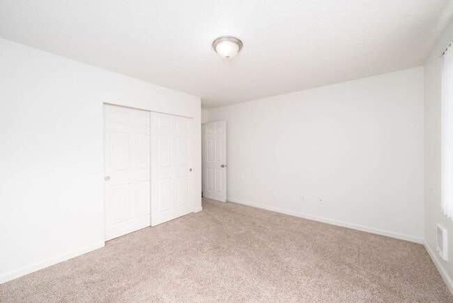 Building Photo - 2 bedroom unit close to downtown Gresham!!