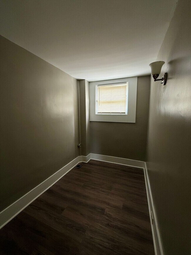 Building Photo - Move-In Ready 3BR Home with Modern Updates...