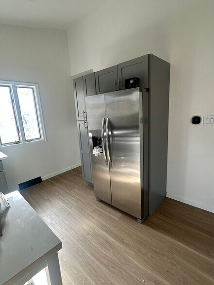 New stainless steel fridge - 182 Jenkins Ave