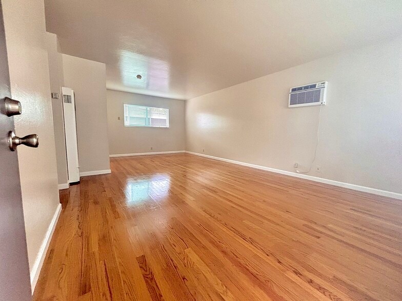 Living / Dining Room - 676 Garland Ave