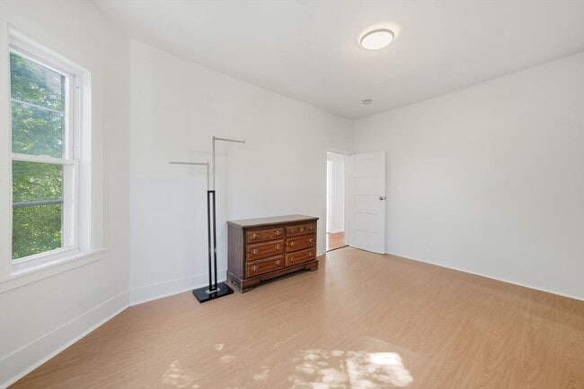 Building Photo - 281 River St