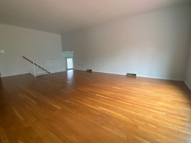 Building Photo - 6-Bedroom Single Family Home