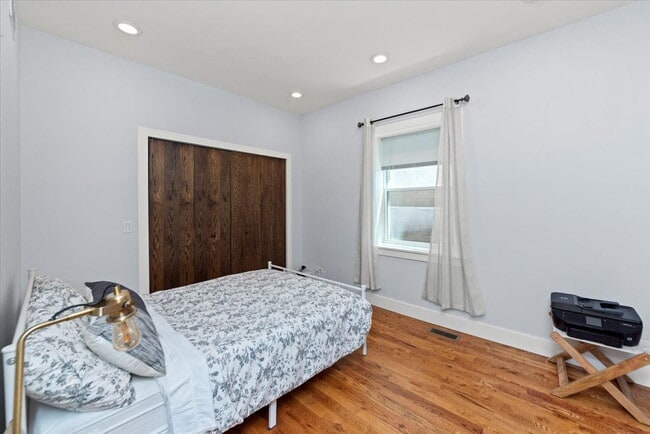 Building Photo - 4912 N Washtenaw Ave