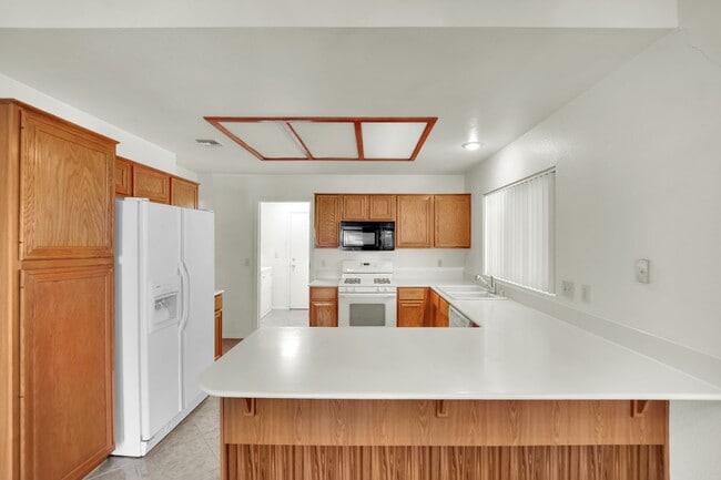 Building Photo - A Must See!!! Beautiful 2/2 home!!! Summerlin!!