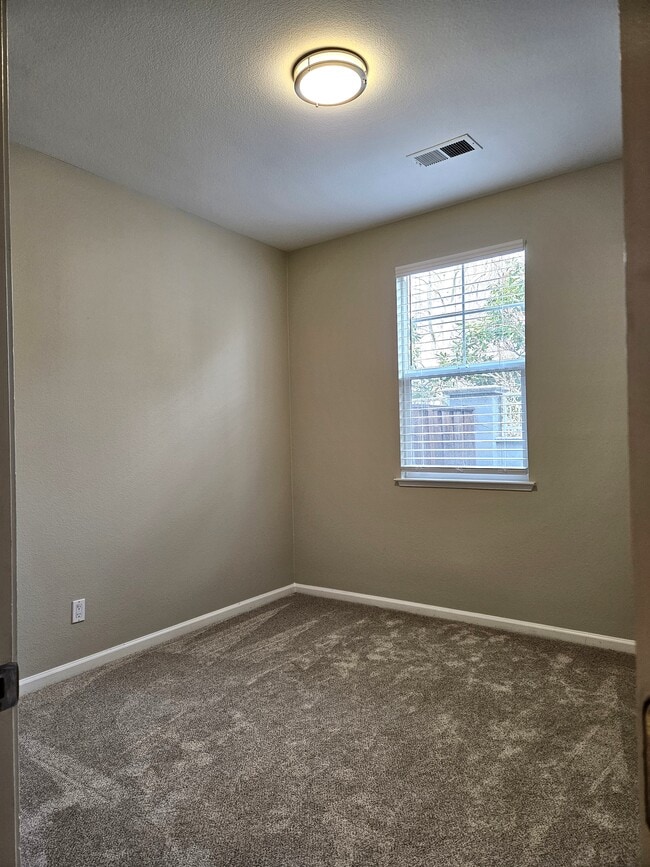 Building Photo - 143 W Saltillo Ln