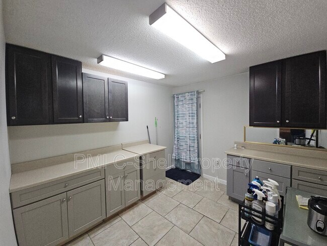 Building Photo - 4625 Tree Line Dr