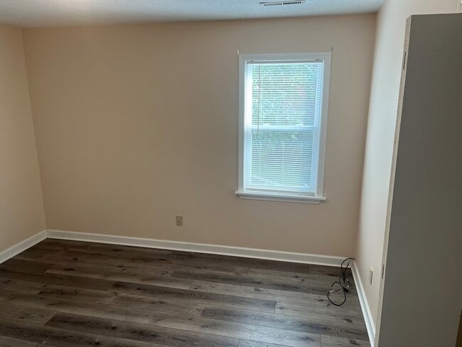 Building Photo - 411 Cattleman Dr NE