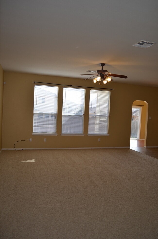 Building Photo - HUGE 5 BEDROOM HOME IN SAVANNAH HEIGHTS!