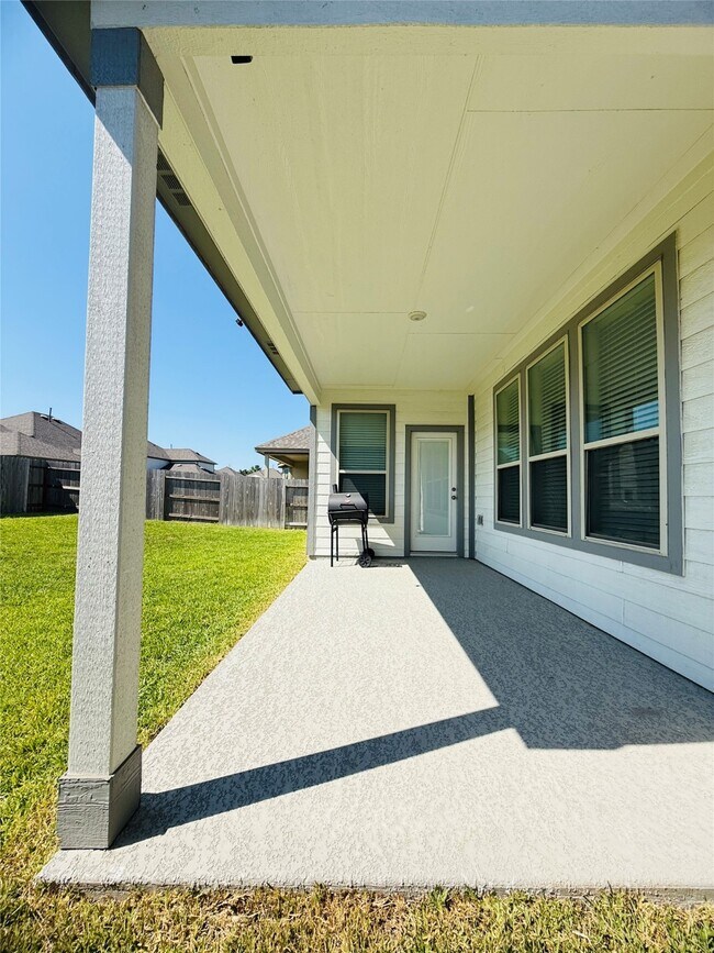 Building Photo - 15826 Dove Holw Dr