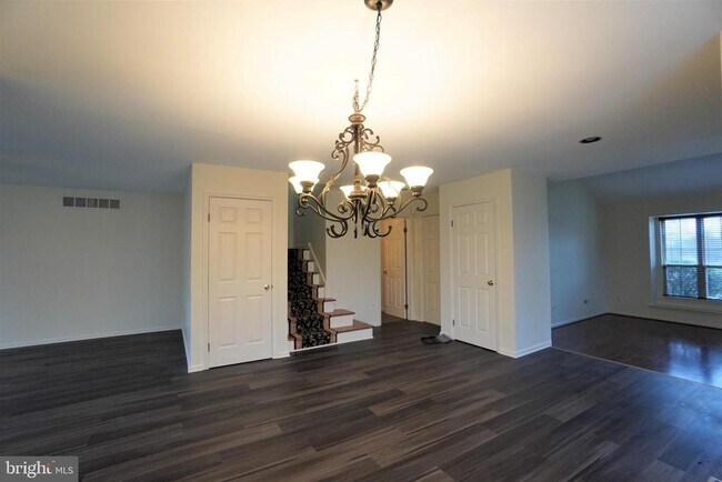 Building Photo - 458 Country Club Dr