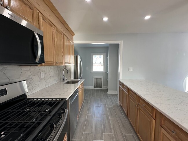 Building Photo - 10-05 2nd St