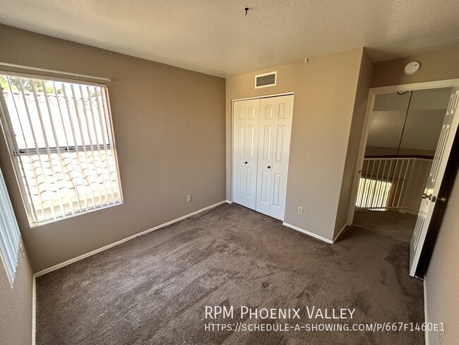 Building Photo - Large 4/ 2.5 Home Warm &  Welcoming & Larg...