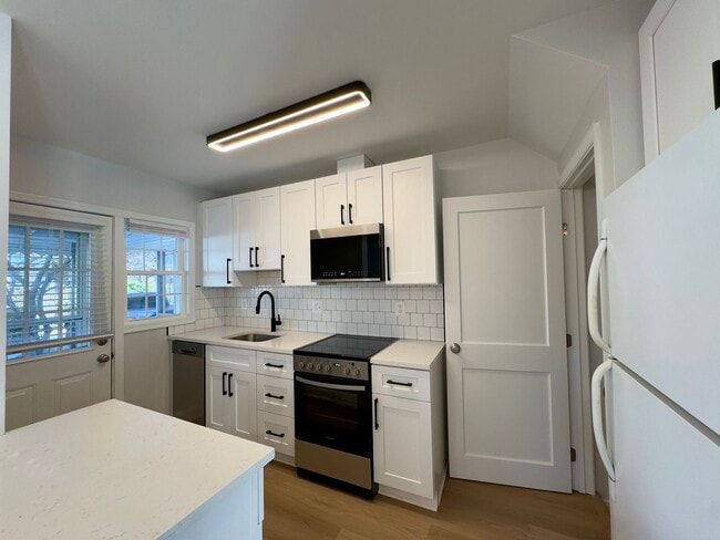 Building Photo - Renovated 3 Bed / 1.5 Bath in Essex | Parking Pad | Available 1/19/2026