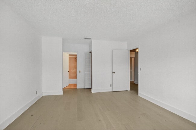 Building Photo - 708 Lago Rd