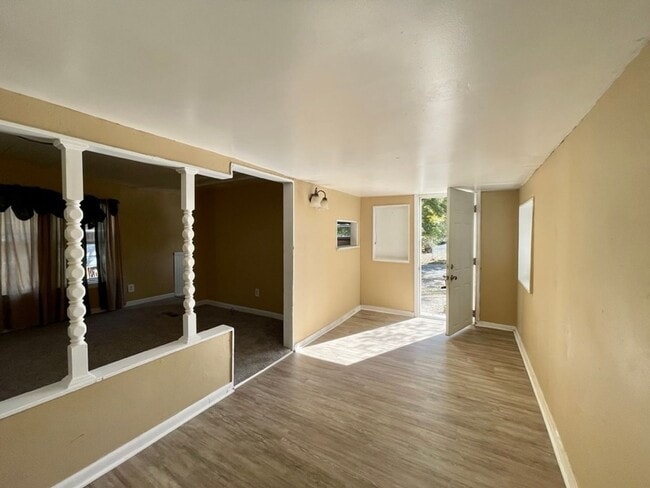 Building Photo - Updated 3 bedroom, 1.5 bath Home FOR RENT ...