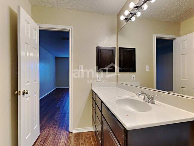 Building Photo - 5204 Blue Cir