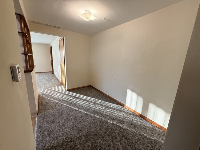 Building Photo - 4760 Holiday Dr