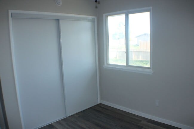 Building Photo - Beautiful Rental with Fireplace, Granite Counters & Relaxing Backyard