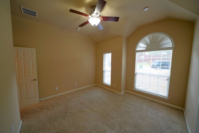 Building Photo - Beautiful Home Now Available in the Covete...