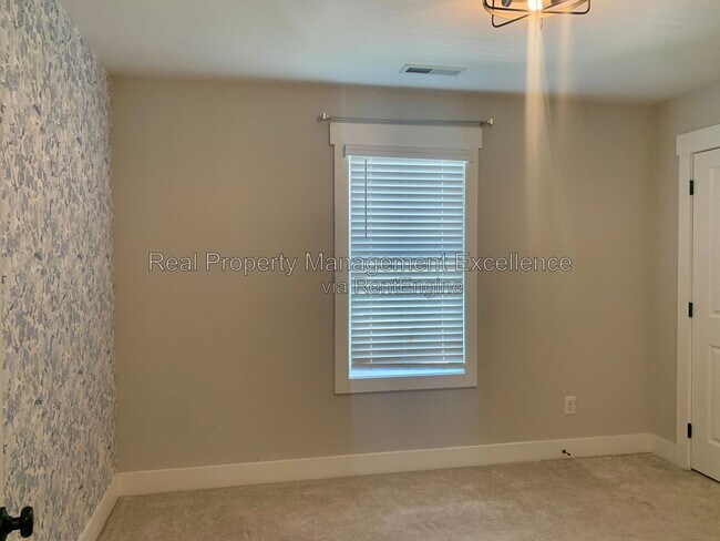 Building Photo - 443 Como Dr