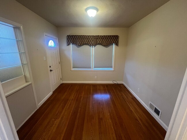 Building Photo - Beautiful 3 bed 2 bath Belmont home with amazing views. This is a must see!