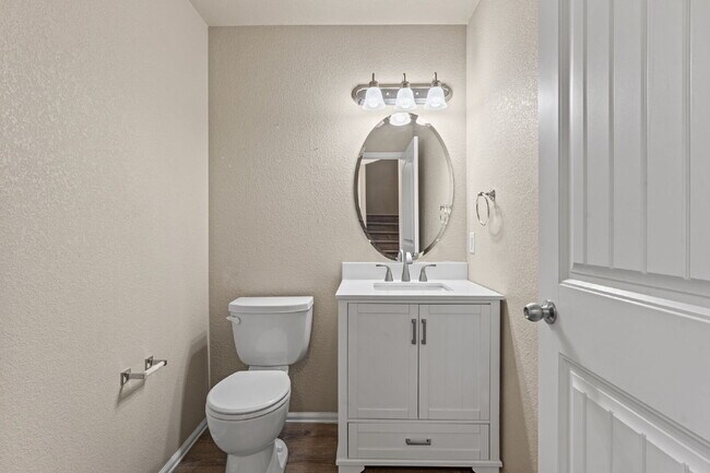 Building Photo - Updated 3-Bedroom Townhome with Private Ya...